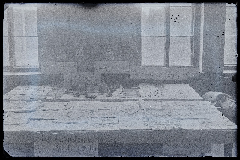 Kooliõpetajate käsitöökursuse praktiliste tööde näitus.