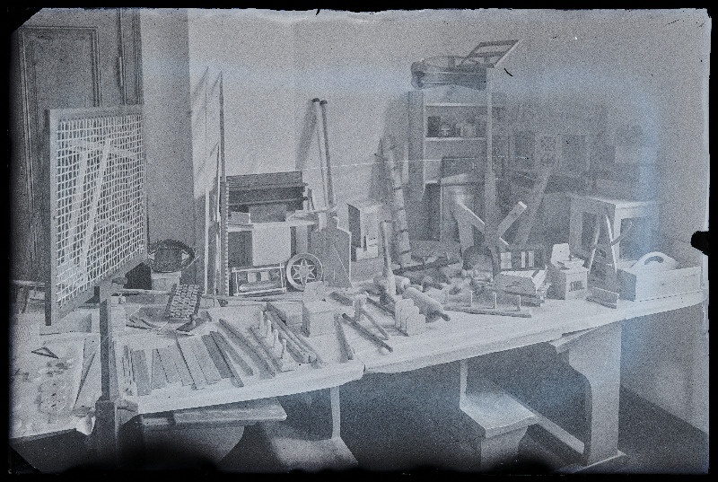 Kooliõpetajate käsitöökursuse praktiliste tööde näitus.