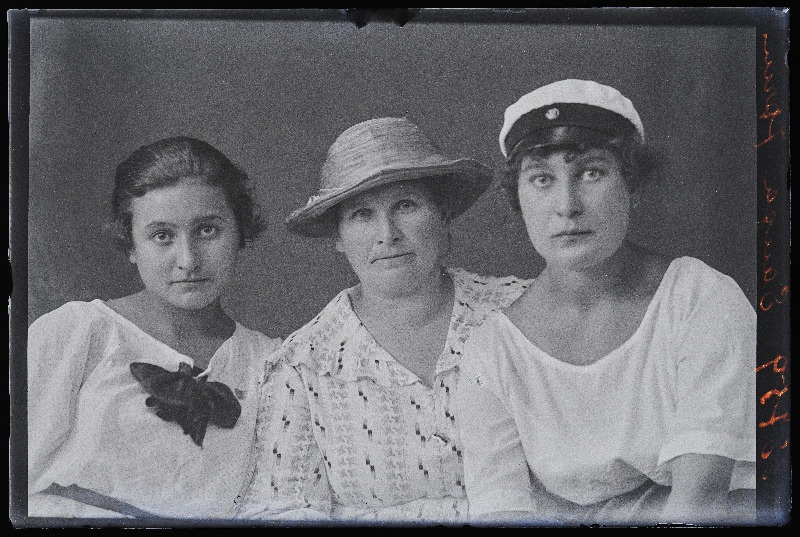 Grupp naisi, (foto tellija Sauga).