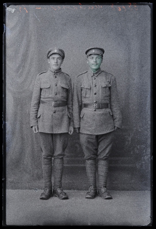 Kaks sõjaväelast, (foto tellija Maikovski).