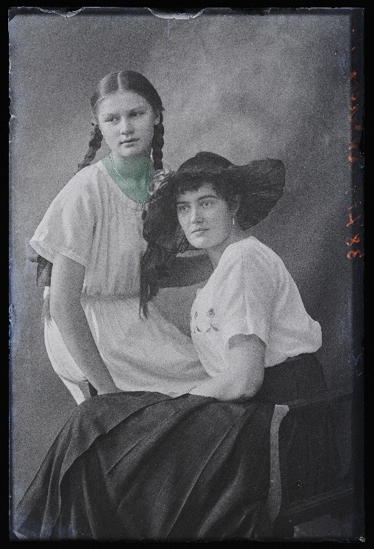 Kaks naist, (foto tellija Andersen [Anderson]).