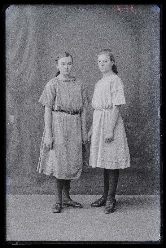 Kaks tütarlast, (foto tellija Tiido Tallinnast).