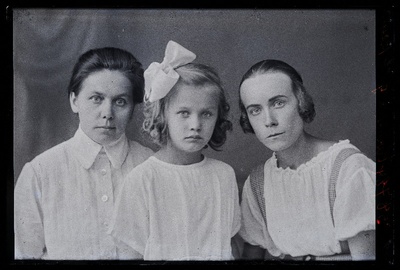 Kaks naist tüdrukuga: vasakult 1. Leene Kõverjalg (Leena Kõverjalg, snd Wares), 2. tütar Salme Elfriede Kõverjalg (s. 1913).  similar photo