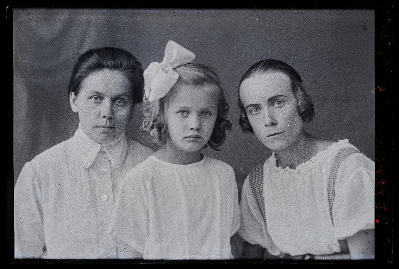 Kaks naist tüdrukuga: vasakult 1. Leene Kõverjalg (Leena Kõverjalg, snd Wares), 2. tütar Salme Elfriede Kõverjalg (s. 1913).