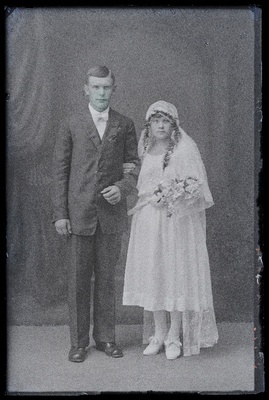 Noorpaar, August Veiderpass abikaasaga.  duplicate photo