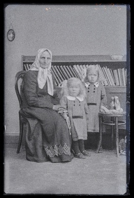 Vanaproua kahe tüdrukuga, (foto tellija Maasepp).  similar photo