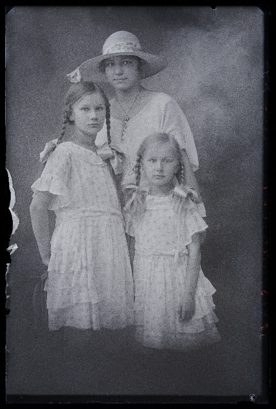 Naine kahe tüdrukuga, (foto tellija Rieprich).