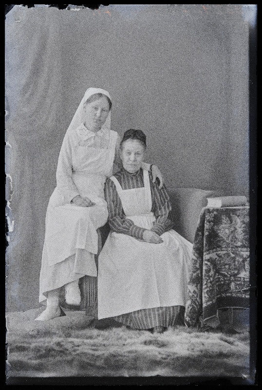 Kaks naist, (foto tellija Ehrfeld [Ehrfeldt]).