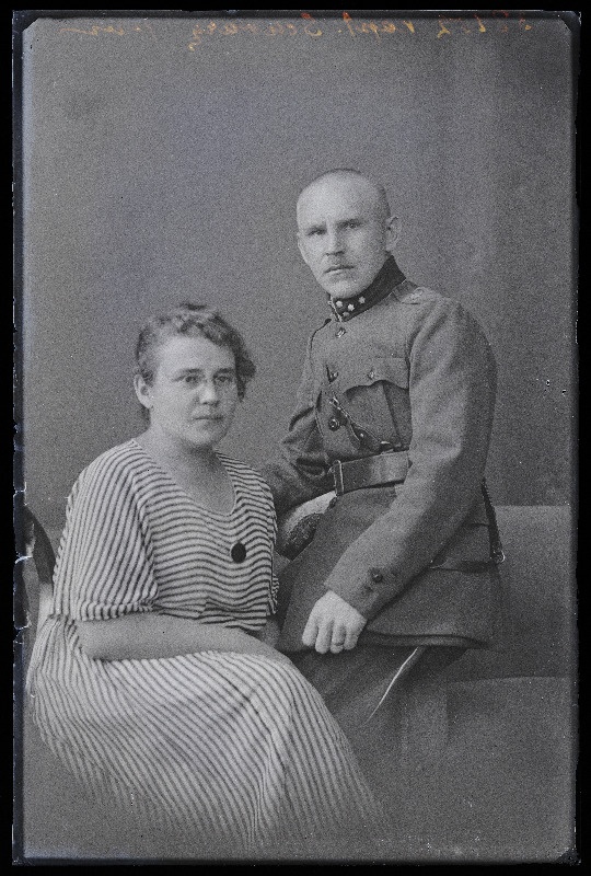 Sõjaväelane kapten Schwarz naisega.