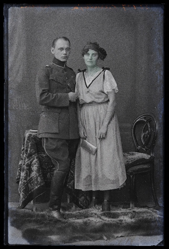 Sõjaväelane Keerutaja naisega.