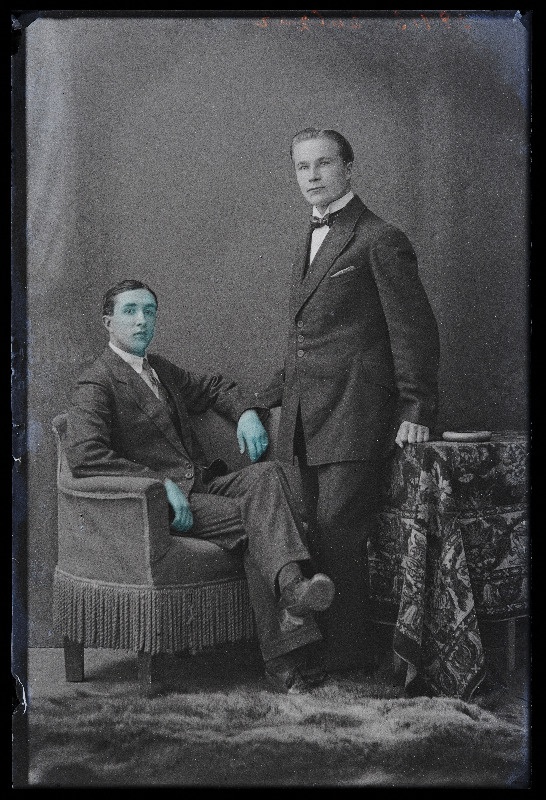 Kaks meest, (foto tellija Balzar).