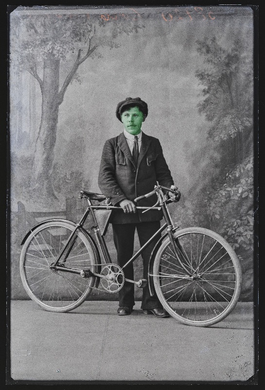 Oskar Kõrb jalgrattaga.
