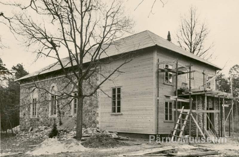 Foto, H.Rannau 1957, varemeis Uulu kirikut ehitatakse ümber Lenini nim. kolhoosi võimlaks