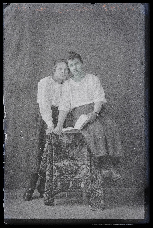 Kaks naist, (foto tellija Skantseva).