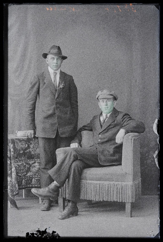 Kaks meest, (foto tellija Juhkam, Suure-Kõpu vald, Taki talu).