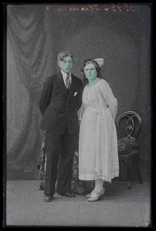 Noormees neiuga, (foto tellija Hammer, Suure-Kõpu vald, Anni talu).