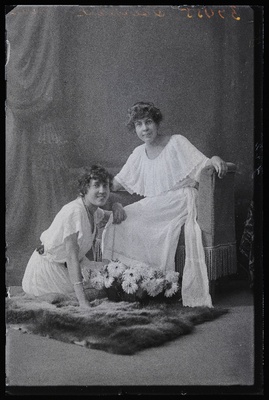 Kaks naist, (foto tellija Oberpahl Pärnust).  duplicate photo