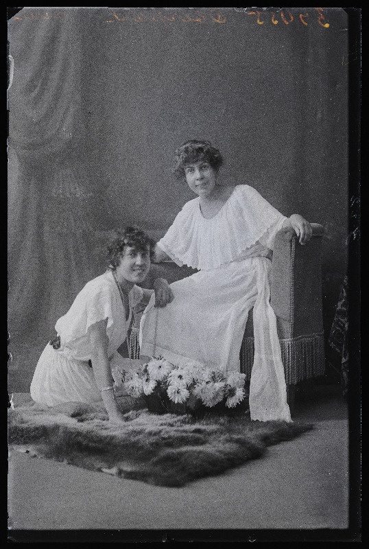 Kaks naist, (foto tellija Oberpahl Pärnust).