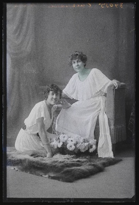 Kaks naist, (foto tellija Oberpahl Pärnust).  duplicate photo