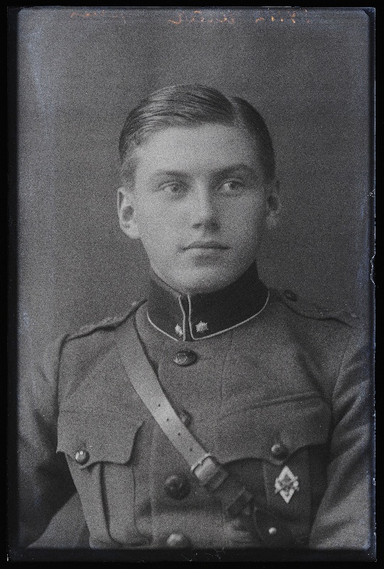 Sõjaväelane, alamleitnant [Raimund Nikolai] Ustal.