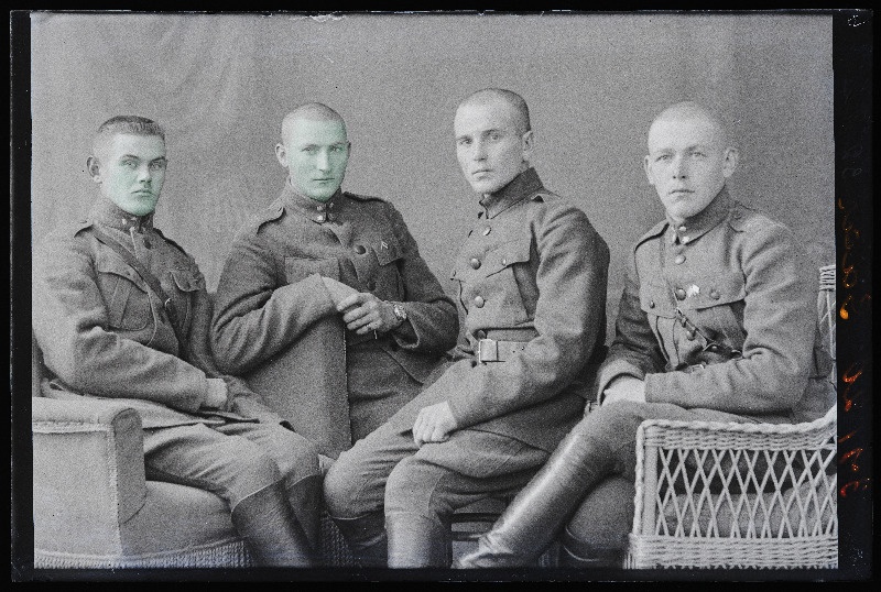 Grupp sõjaväelasi, (foto tellija Saar).