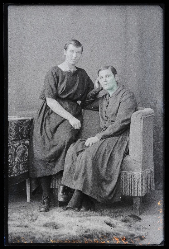 Kaks naist, (foto tellija Bachmann).