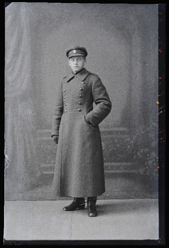 Sõjaväelane, alamleitnant [Raimund Nikolai] Ustal.