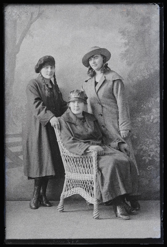 Grupp naisi, (foto tellija Tammann).