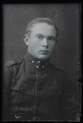 Sõjaväelane Maamägi.  duplicate photo