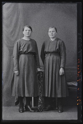 Kaks naist, (foto tellija Pütsepp).  duplicate photo