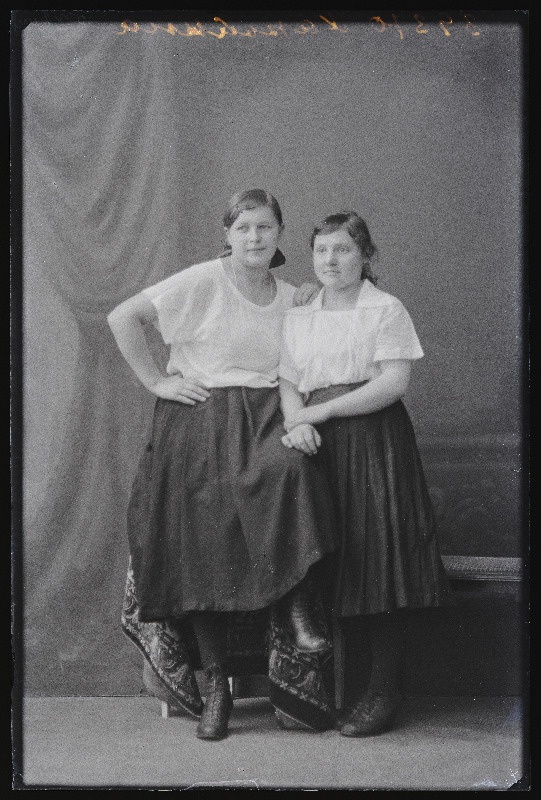 Kaks neiut, (foto teliija Harkina).