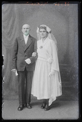 Noorpaar Mädamürk.  duplicate photo