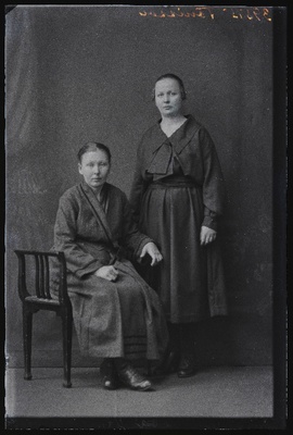 Kaks naist, (foto tellija Tõnisson).  duplicate photo