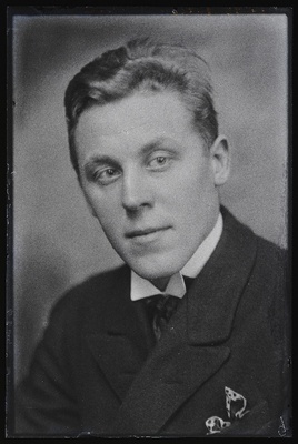 Võru Poeglaste Gümnaasiumi (Reaalgümnaasium) õpetaja, kirjanik Aleksander Antson.  similar photo