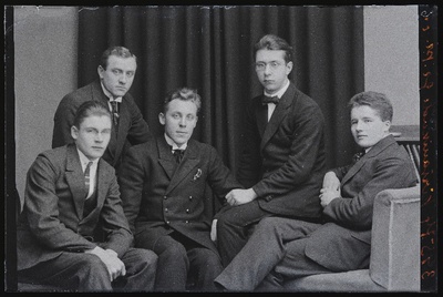 Grupp kirjanikke, ajakirjanikke: vasakult 2. Aleksander Antson, 5. Juhan Jaik, taga vasakul Eduard Nukk.  similar photo