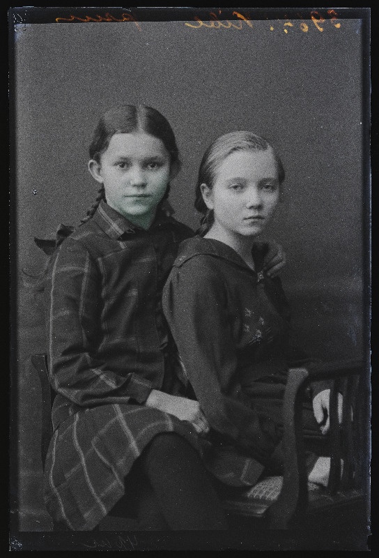 Kaks tütarlast, (foto tellija Kibe).