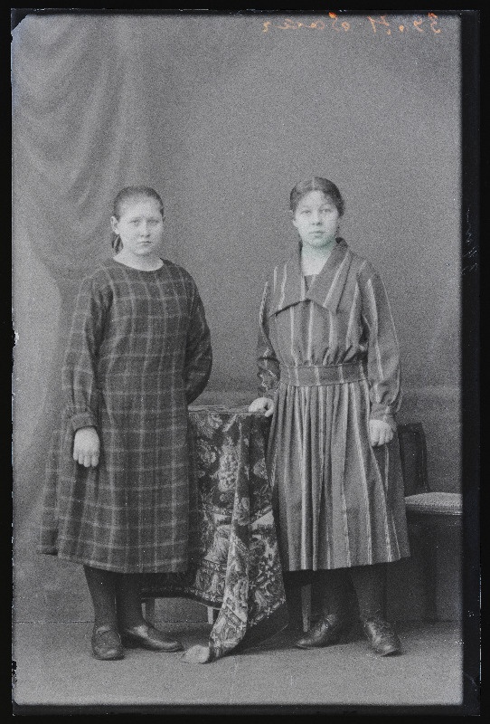 Kaks naist, (foto tellija Saar).