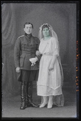 Noorpaar, sõjaväelane alamkapten Tšetõrkin abikaasaga.  duplicate photo
