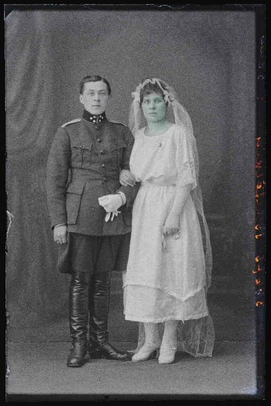 Noorpaar, sõjaväelane alamkapten Tšetõrkin abikaasaga.