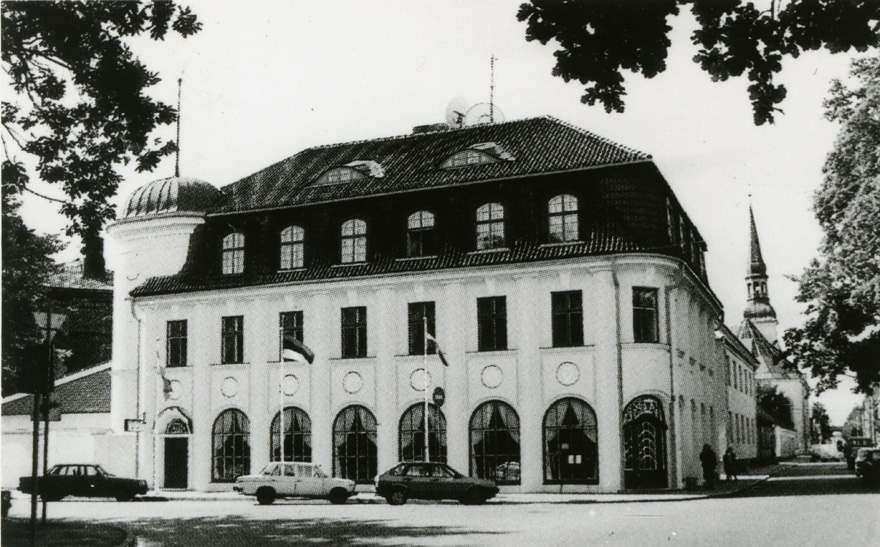 Ärihoone-hotell Pärnus, vaade hoonele nurgalt. Arhitektid Erich von Wolffeldt, Aleksander Nürnberg