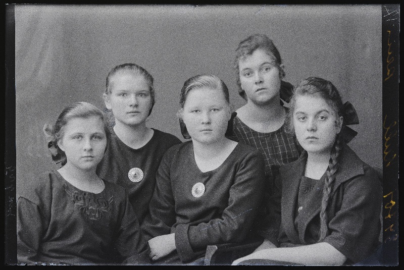 Grupp neiusid, (foto tellija Kull).