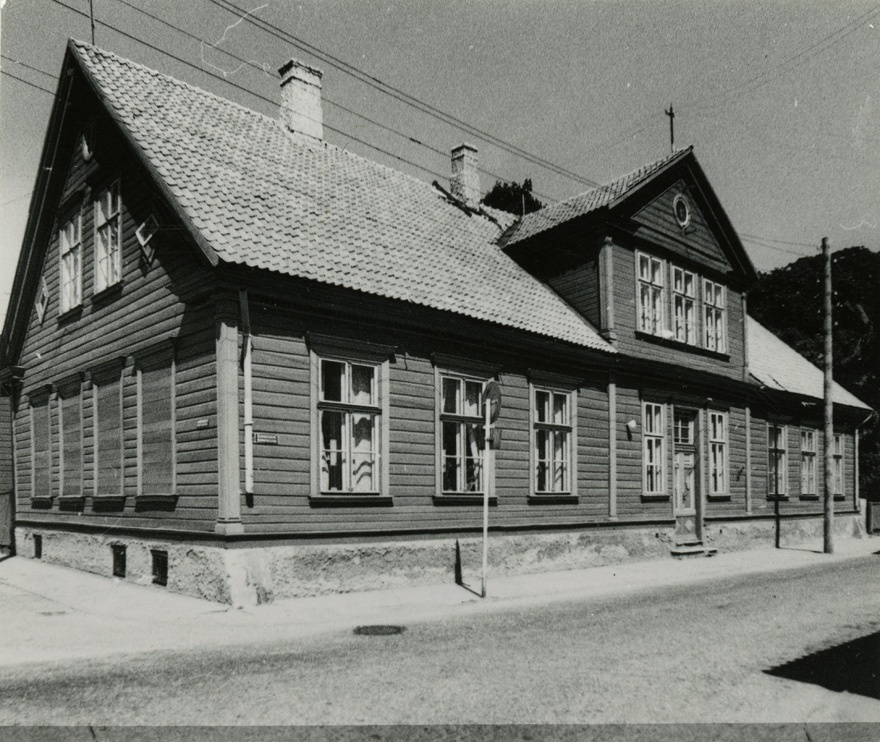 Elamu Pärnus Kuninga tn, vaade tänavalt. Arhitekt J. Bradtmann