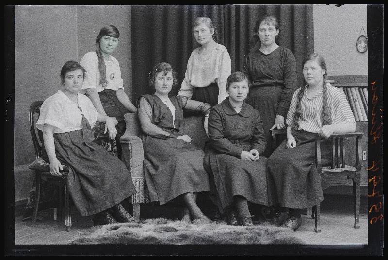 Grupp naisi, vasakult 2. istub Hiion.