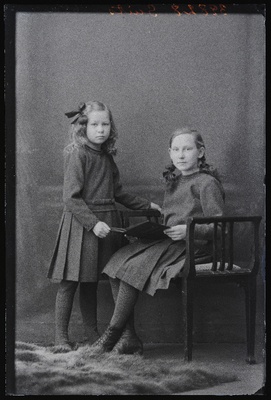 Kaks tüdrukut, (foto tellija Suits).  duplicate photo