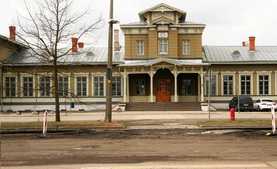 Raudteejaam (vaksal). Haljasala hoone ees, autobuss. Tartu, 1923. rephoto