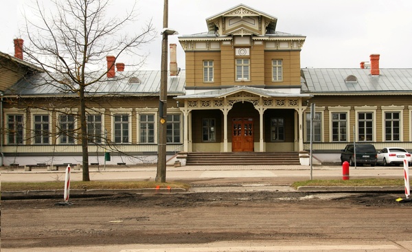 Raudteejaam (vaksal). Haljasala hoone ees, autobuss. Tartu, 1923. rephoto