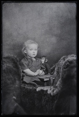 Vihvelini laps mänguahviga.  duplicate photo
