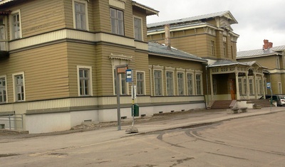 Tartu Railway Station, Omnibus (bus) in front of it. Tartu, 1920-1930. rephoto