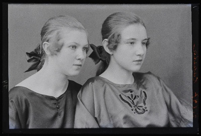 Kaks neiut, (foto tellija Kapsta).  similar photo