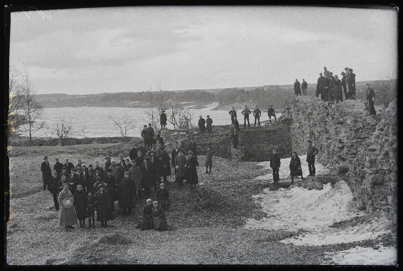 Noorsooühingu Noorsepad liikmed Viljandi lossivaremetes.
